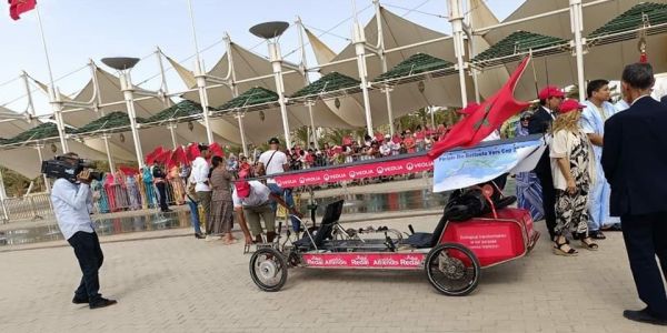 من العيون الى دبي رحلة عبر دراجة تعمل بالطاقة الشمسية